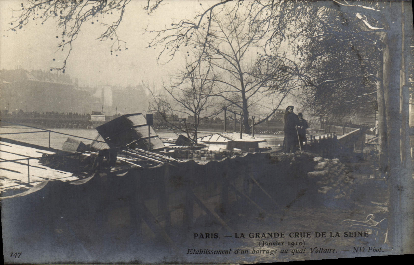CPA Paris La Grande Crue De La Seine Inondations 1910 Etablissement d'un barrage au quai Voltaire 