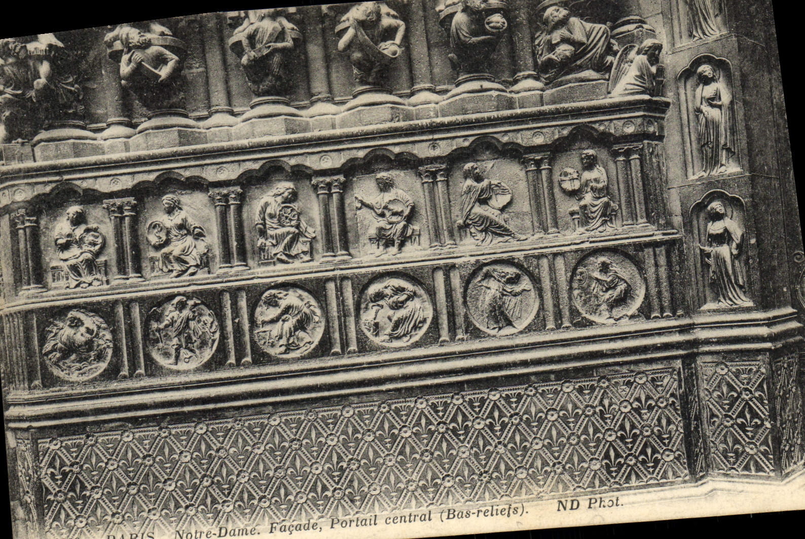 CPA Paris Notre Dame Facade Portail Central Bas reliefs