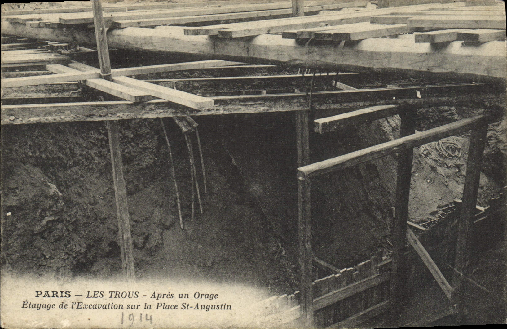 Paris - Les Trous - Étayage de l'excavation sur la Place Saint-Augustin après un orage - 1914