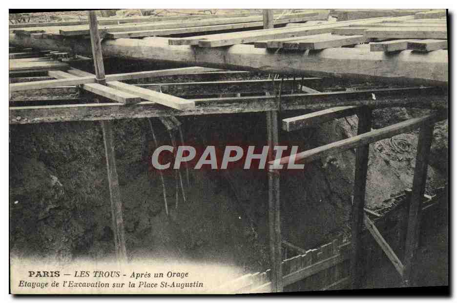 CPA Paris Les Trous Apres Un Orage Etayage De l'Excavation Sur La Place St Augustin