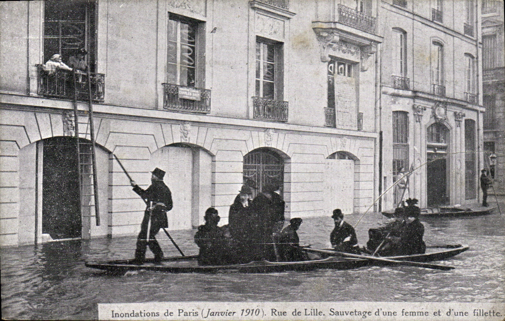 CPA Inondations De Paris Rue De Lille Sauvetage d'Une femme et d'une fillette 