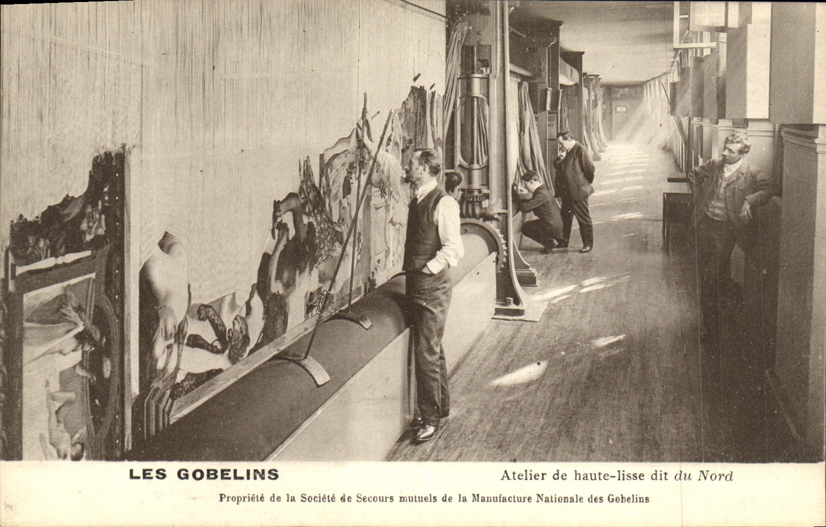 Les Gobelins — Atelier de haute-lisse dit du Nord — Propriété de la Société de Secours mutuels de la Manufacture Nationale des Gobelins
