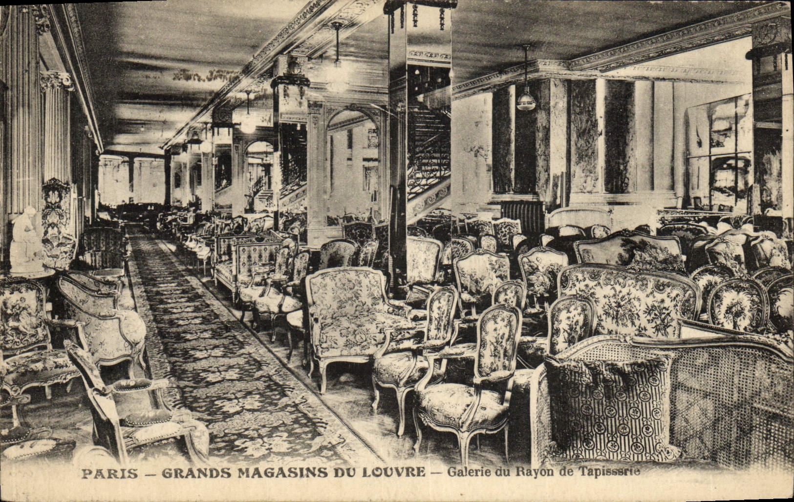 CPA Paris Grands Magasins Du Louvre Galerie du rayon de tapisserie 