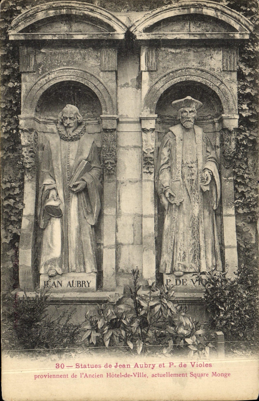 CPA Paris Statues De Jean Aubry Et P De Violes Ancien Hotel de ville Square Monge