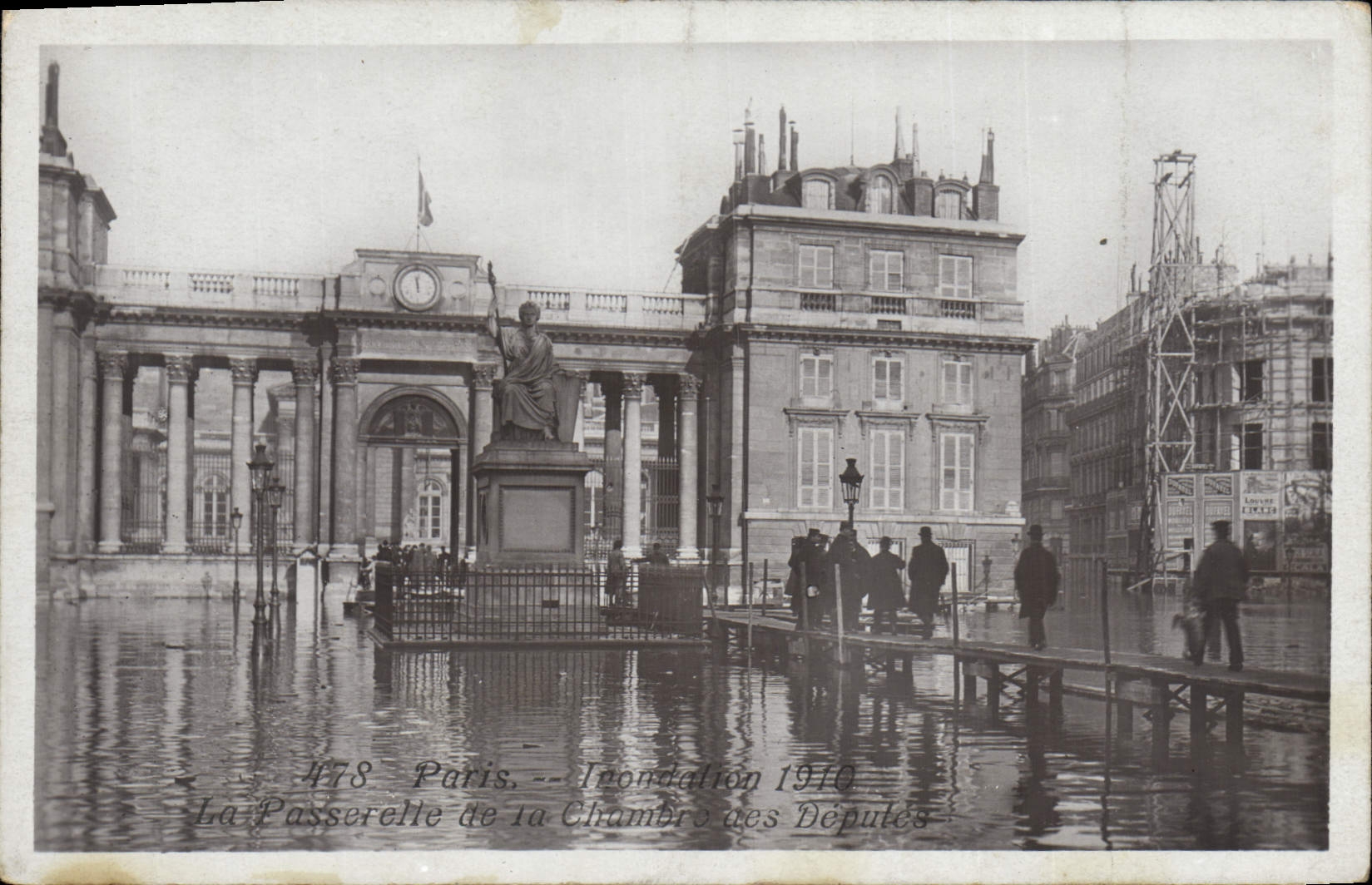 CPA Paris Inondations 1910 La passerelle de la chambre des deputes