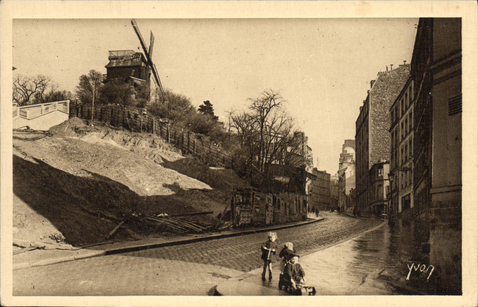 CPA Paris En Flanant La Rue Lepic Et le Moulin De la Galette Montmartre Enfants