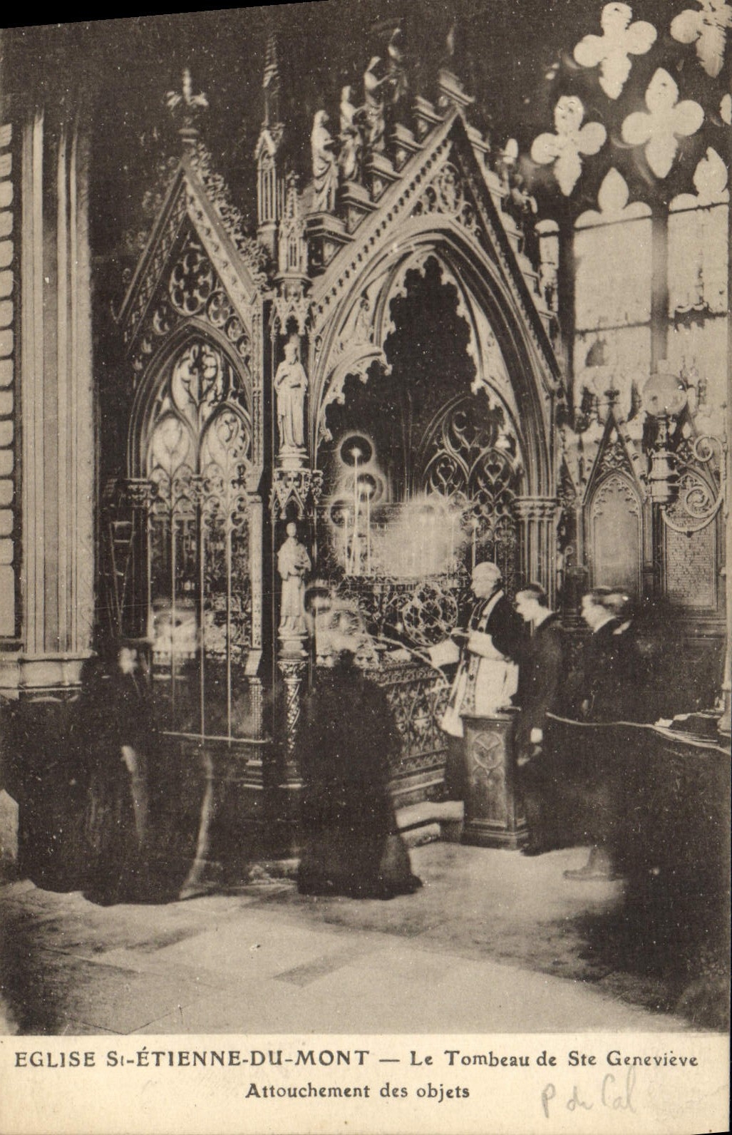 CPA Eglise St Etienne Du Mont Le Tombeau De Ste Genevieve Attouchement Des Objects