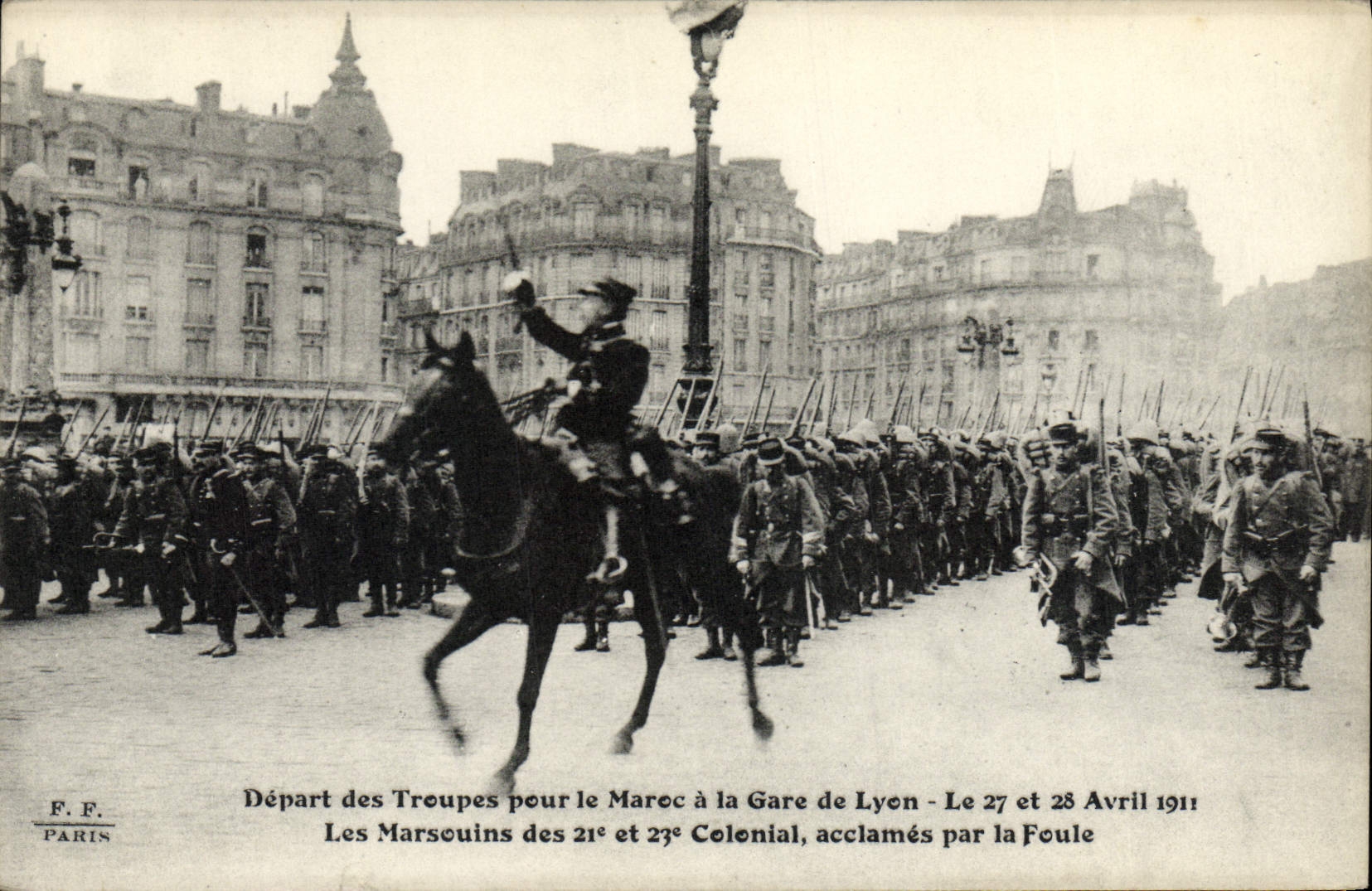 Départ des troupes pour le Maroc à la Gare de Lyon — Les Marsouins des 21e et 23e Colonial, acclamés par la foule — F. F. PARIS