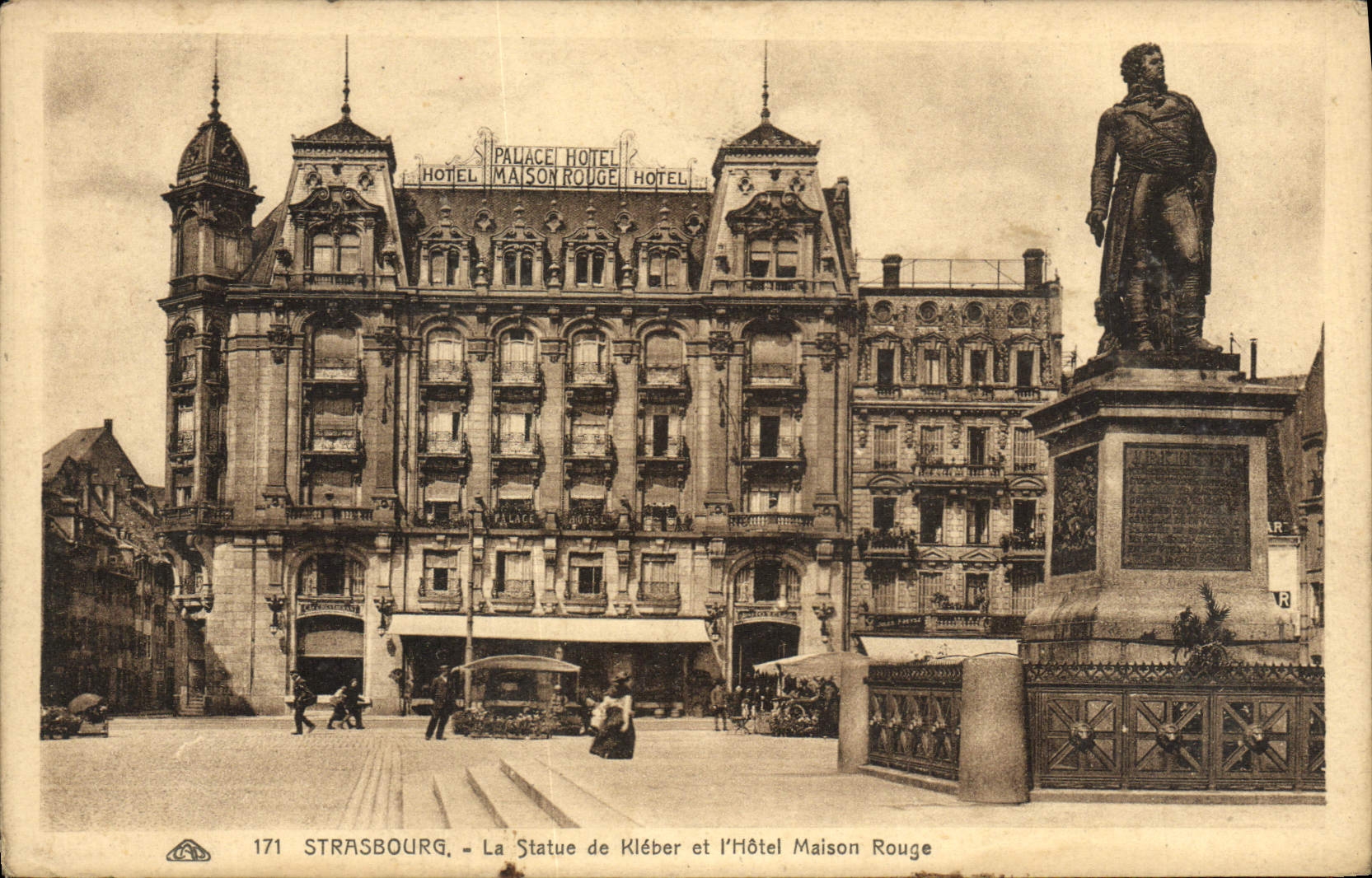CPA Strasbourg La Statue De Kleber Et l'Hotel Maison Rouge