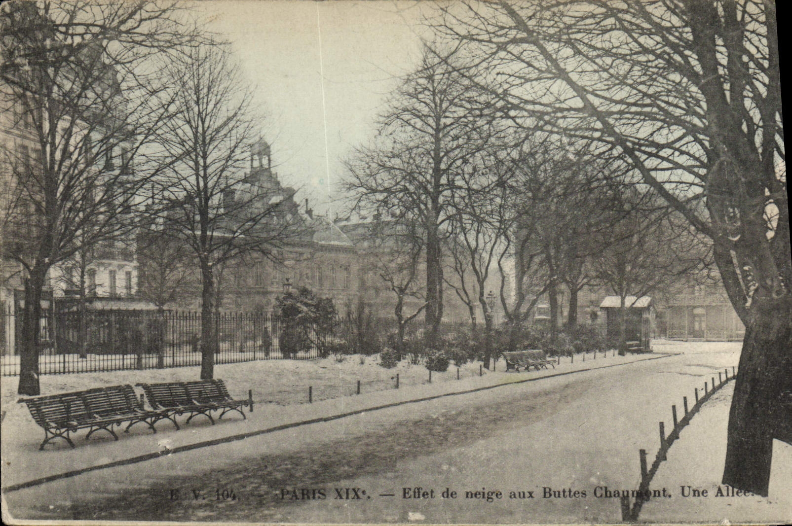 CPA Paris Effet De Neige Aux Buttes Chaumont Une allee