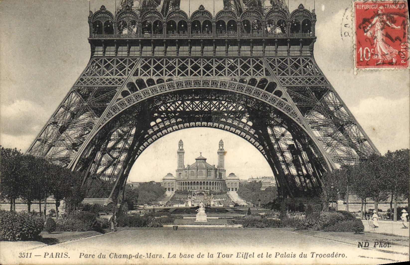 CPA Paris Parc Du Champ De Mars La Base De La Tour Wiffel Et Le Palais Du Trocadero