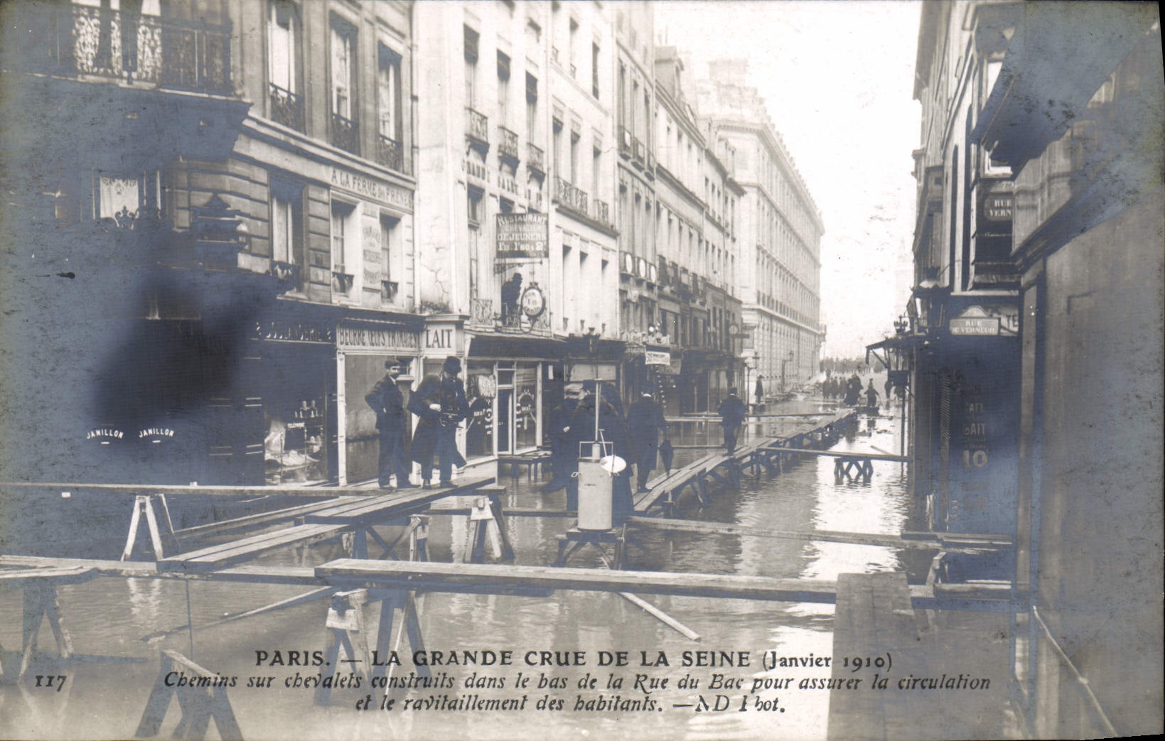 Paris — La Grande Crue de la Seine (Janvier 1910) — Chemins sur chevalets dans le bas de la Rue du Bac — éditeur Janilllon, n° 117