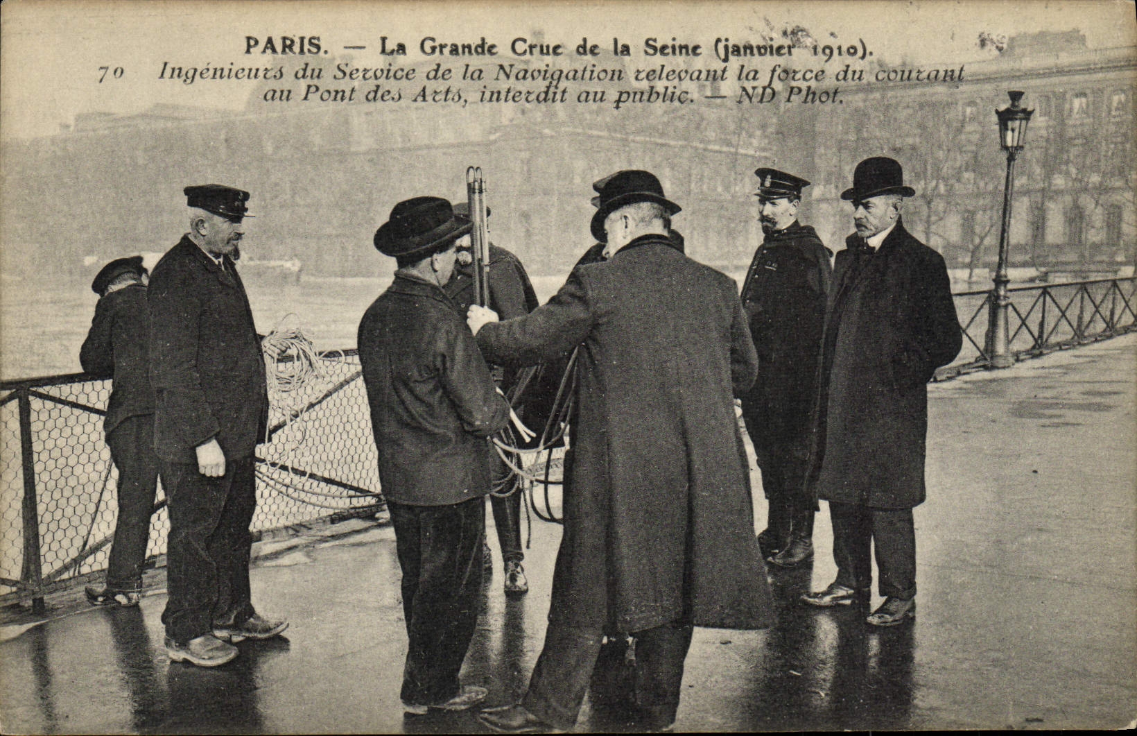 CPA Paris La Grande Crue De la Seine Ingenieurs Du Service De La Navigation Pont des Arts
