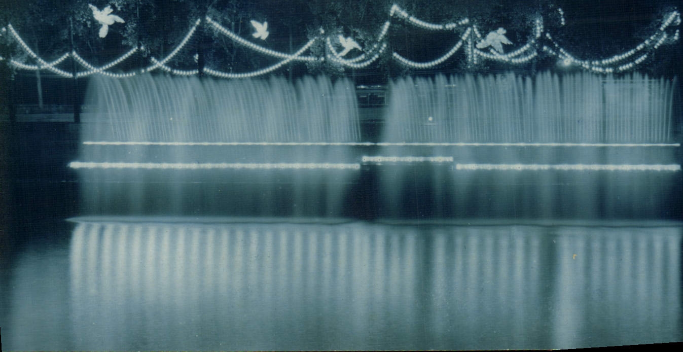 Fontaine décorative — décorations lumineuses et oiseaux — CPAPHIL