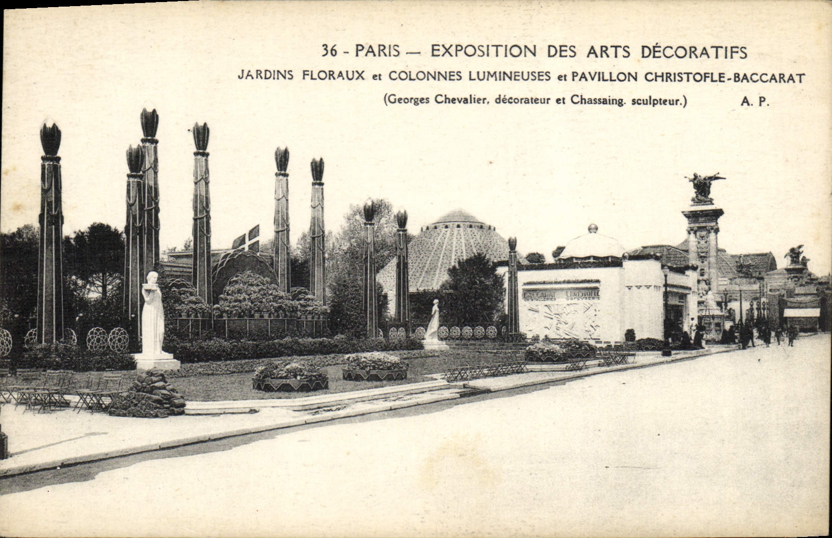 Paris — Exposition des Arts Décoratifs — Jardins floraux et colonnes lumineuses et pavillon Christofle-Baccarat