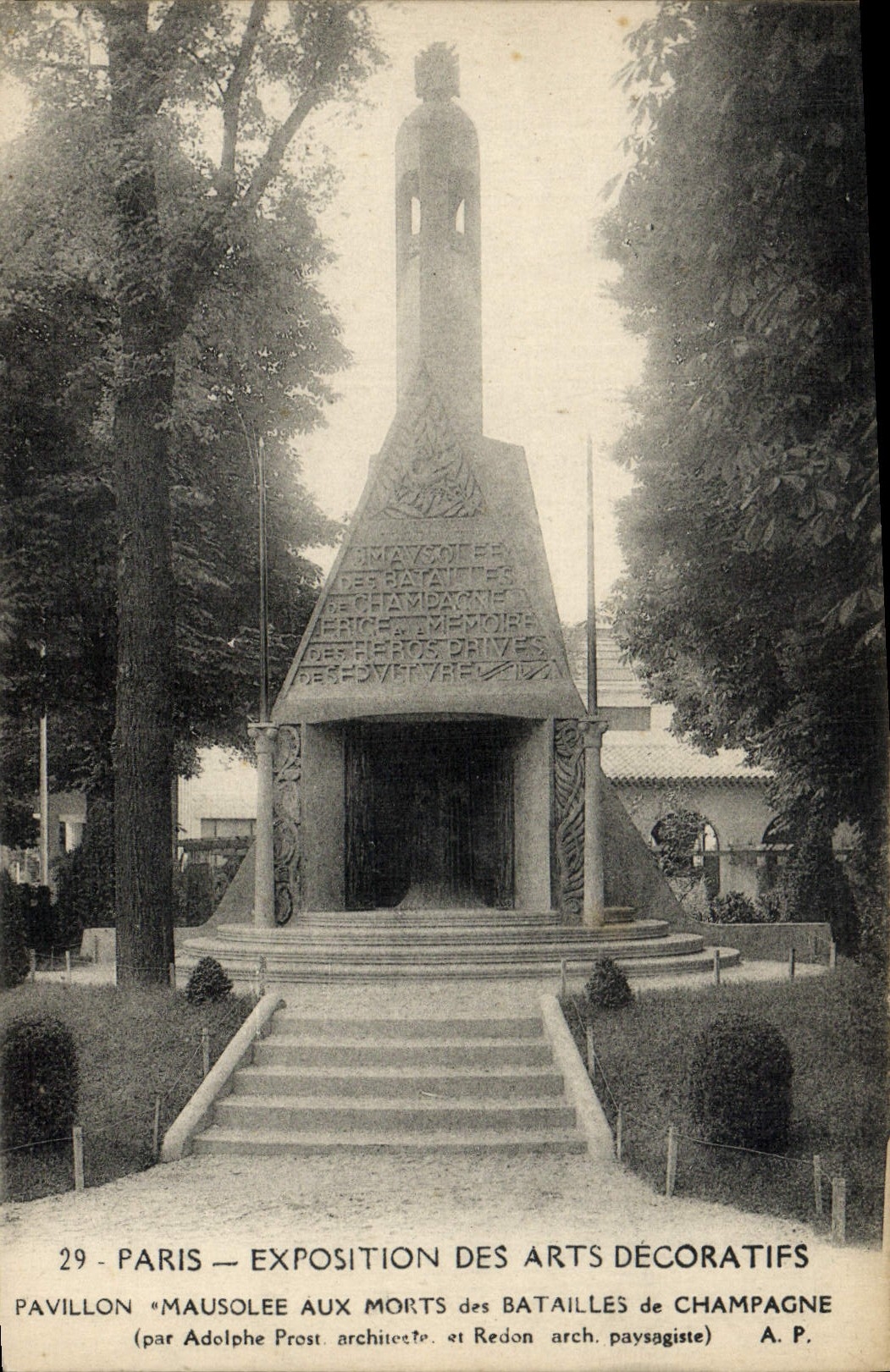 Paris — Exposition des Arts Décoratifs — Pavillon « Mausolée aux Morts des Batailles de Champagne » (von Adolphe Prost, Architekt, und Redon, Landschaftsarchitekt)