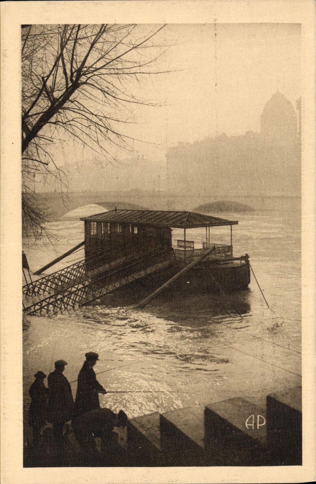 CPA Paris Vue De La Seine Pendant La Crue peche Pecheur
