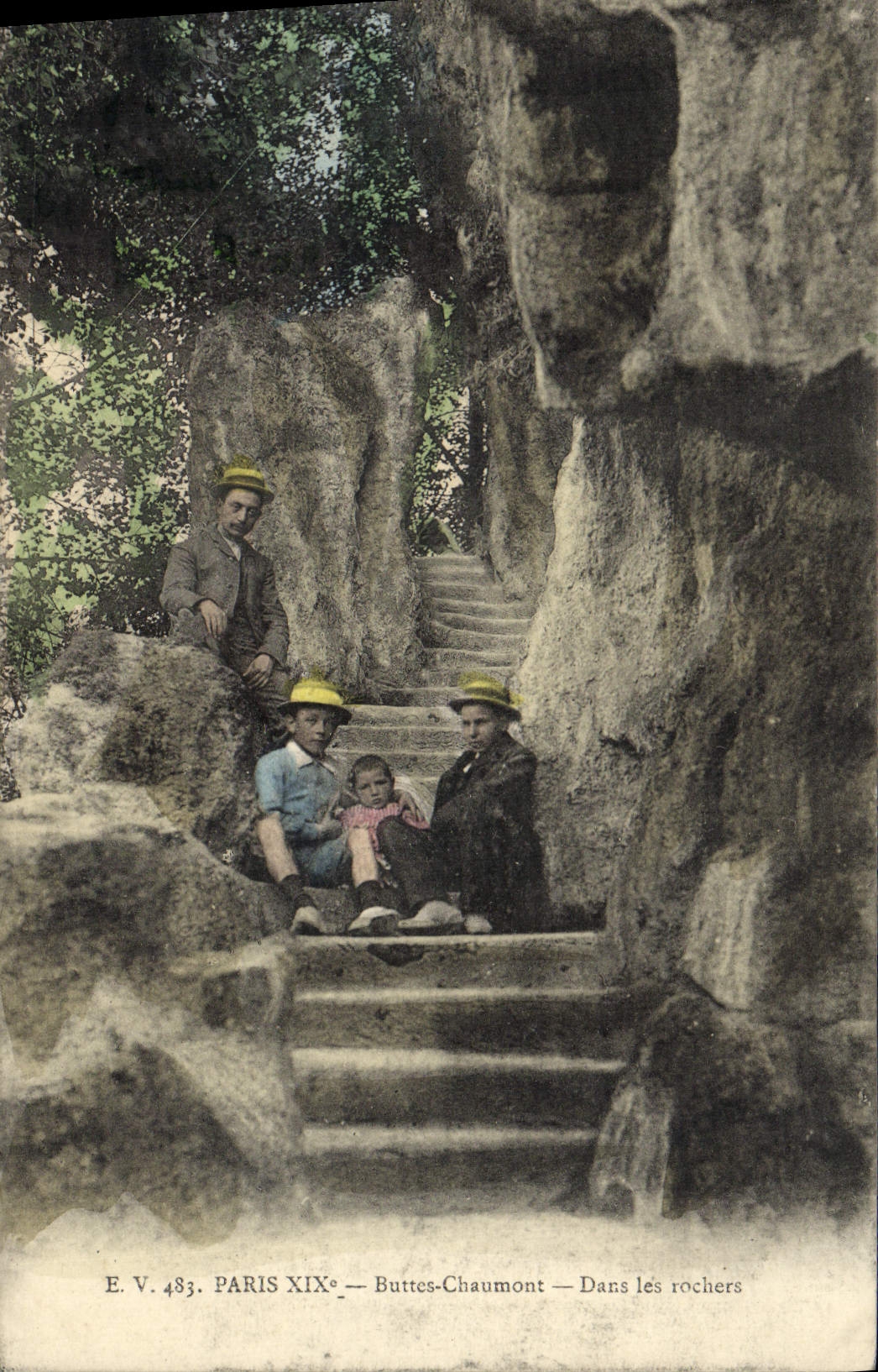 CPA Paris Buttes Chaumont Dans Les Rochers Enfants