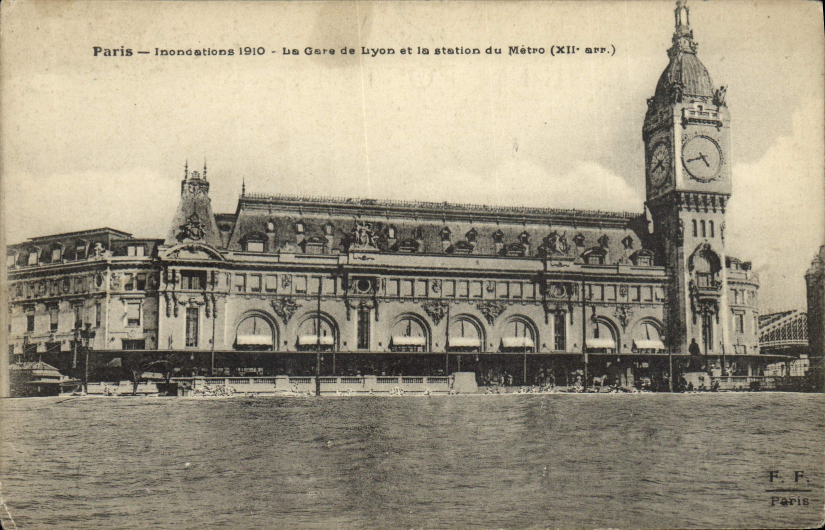 CPA Paris La Gare De Lyon Et La Station Du Metro