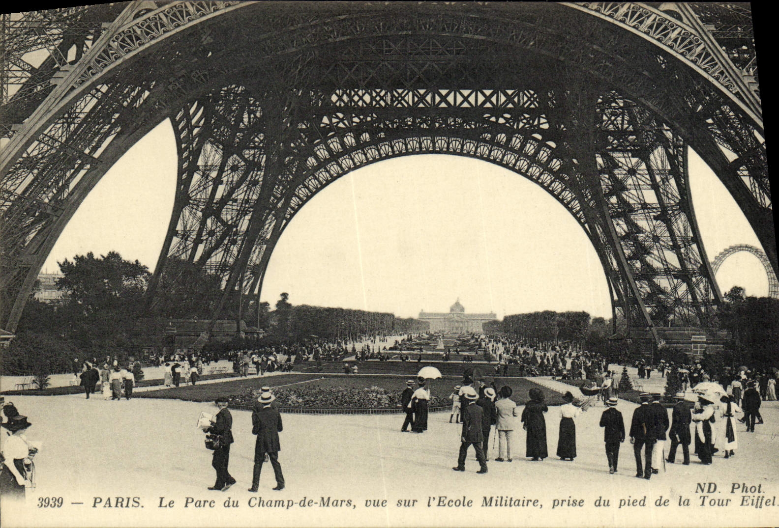 CPA Paris Le Parc Du Champ De Mars Vue Sur L'Ecole Militaire Prise Du Pied De La Tour Eiffel