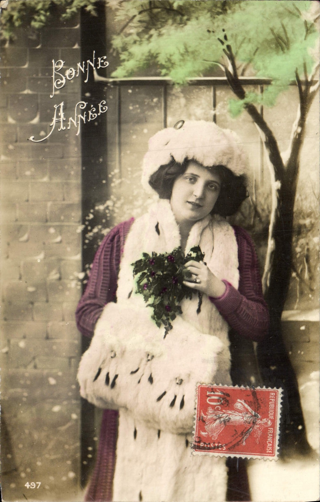 Donna in pelliccia che tiene un abete — Buon Anno — Editore sconosciuto, n° 497