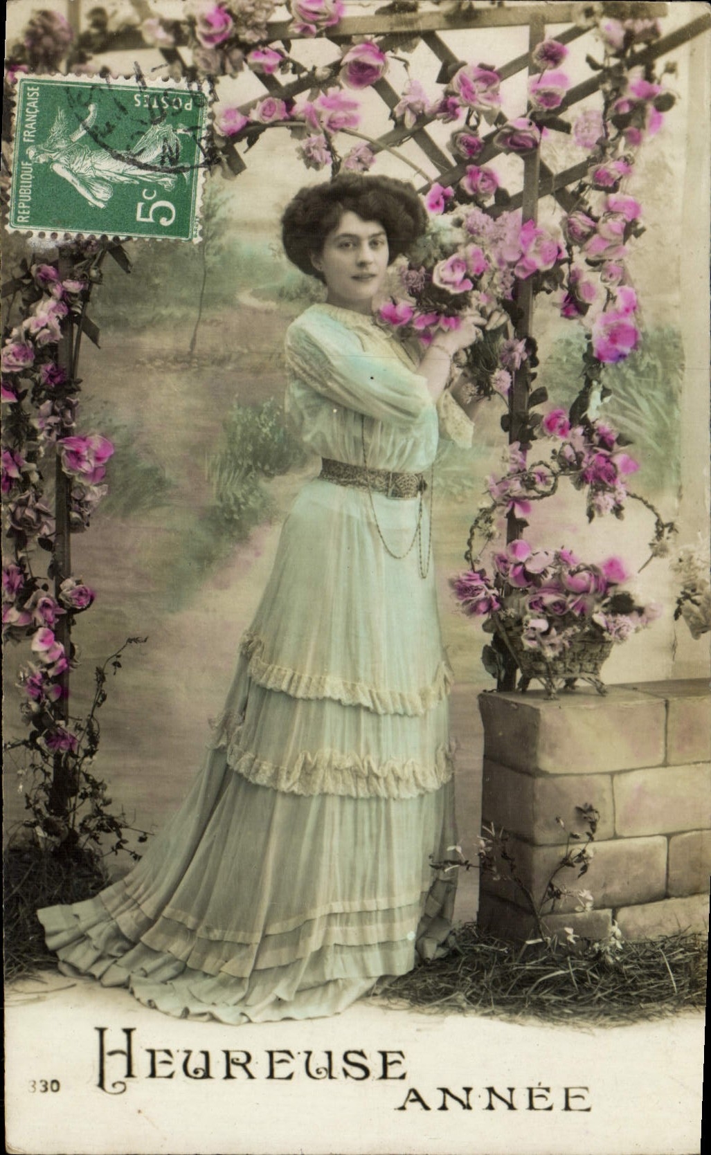 Femme en robe de style Art Nouveau — sous-titre 'Heureuse Année' — éditeur inconnu, n° 330