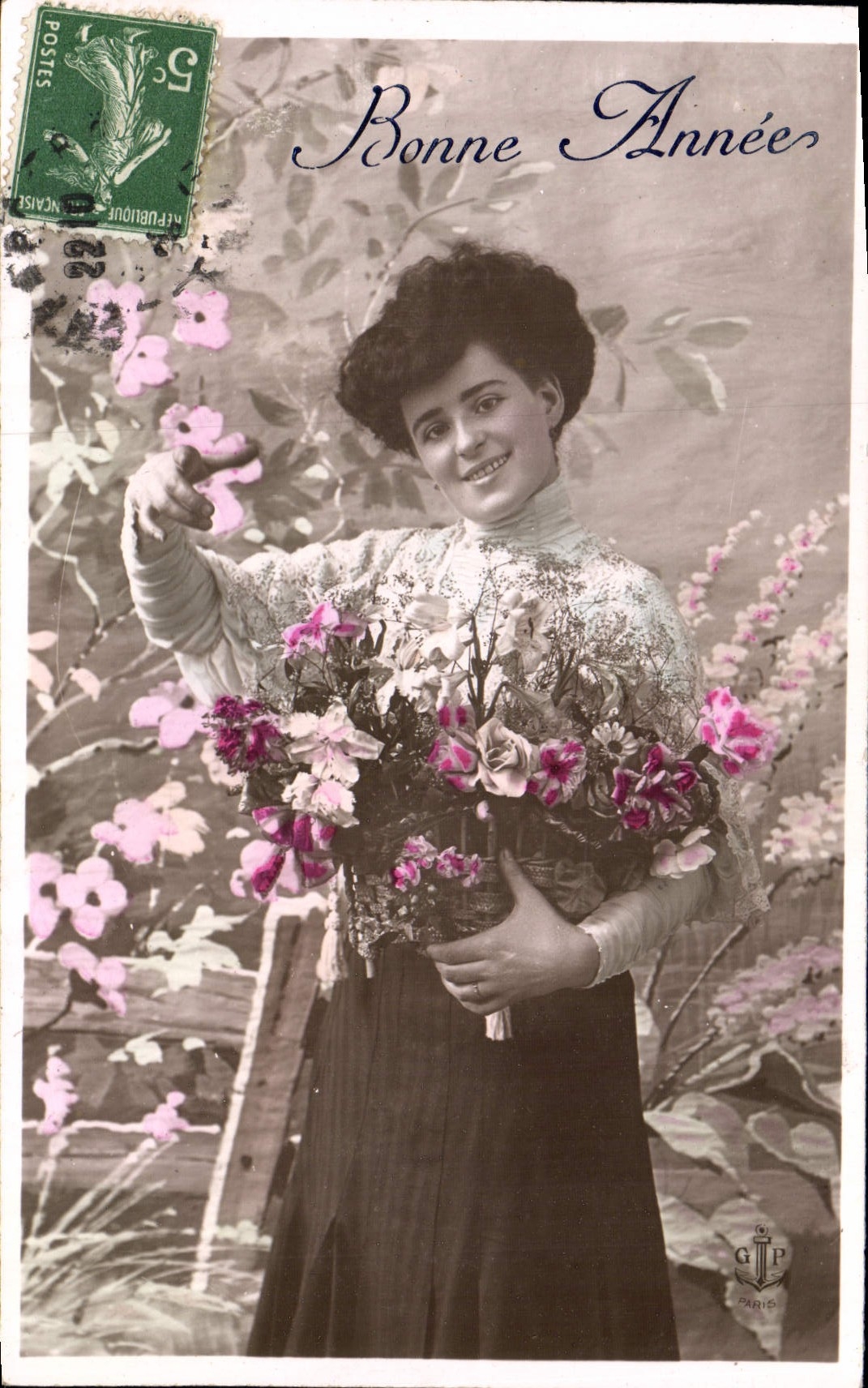Femme avec bouquet — Bonne Année — GTP Paris