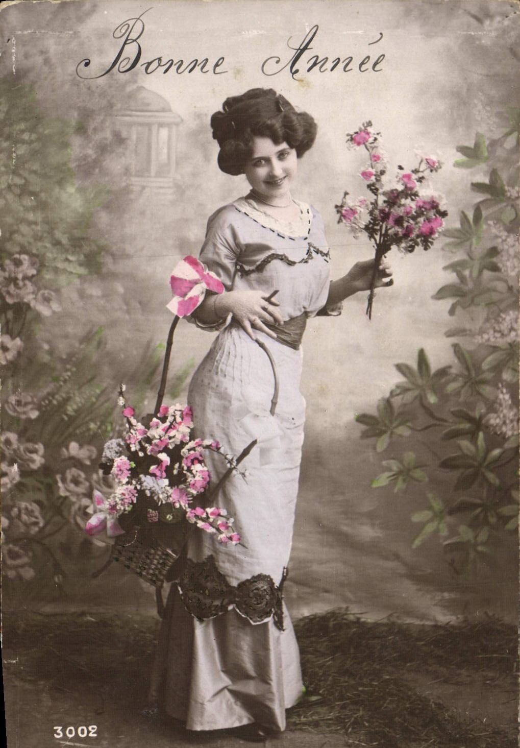 Femme en robe blanche tenant un panier de fleurs — Bonne Année — série 3002