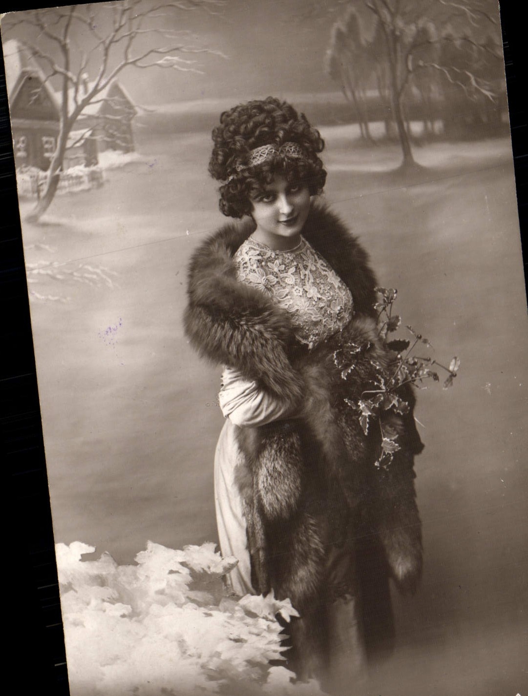 Jeune femme en fourrure dans un paysage hivernal — éditeur non visible