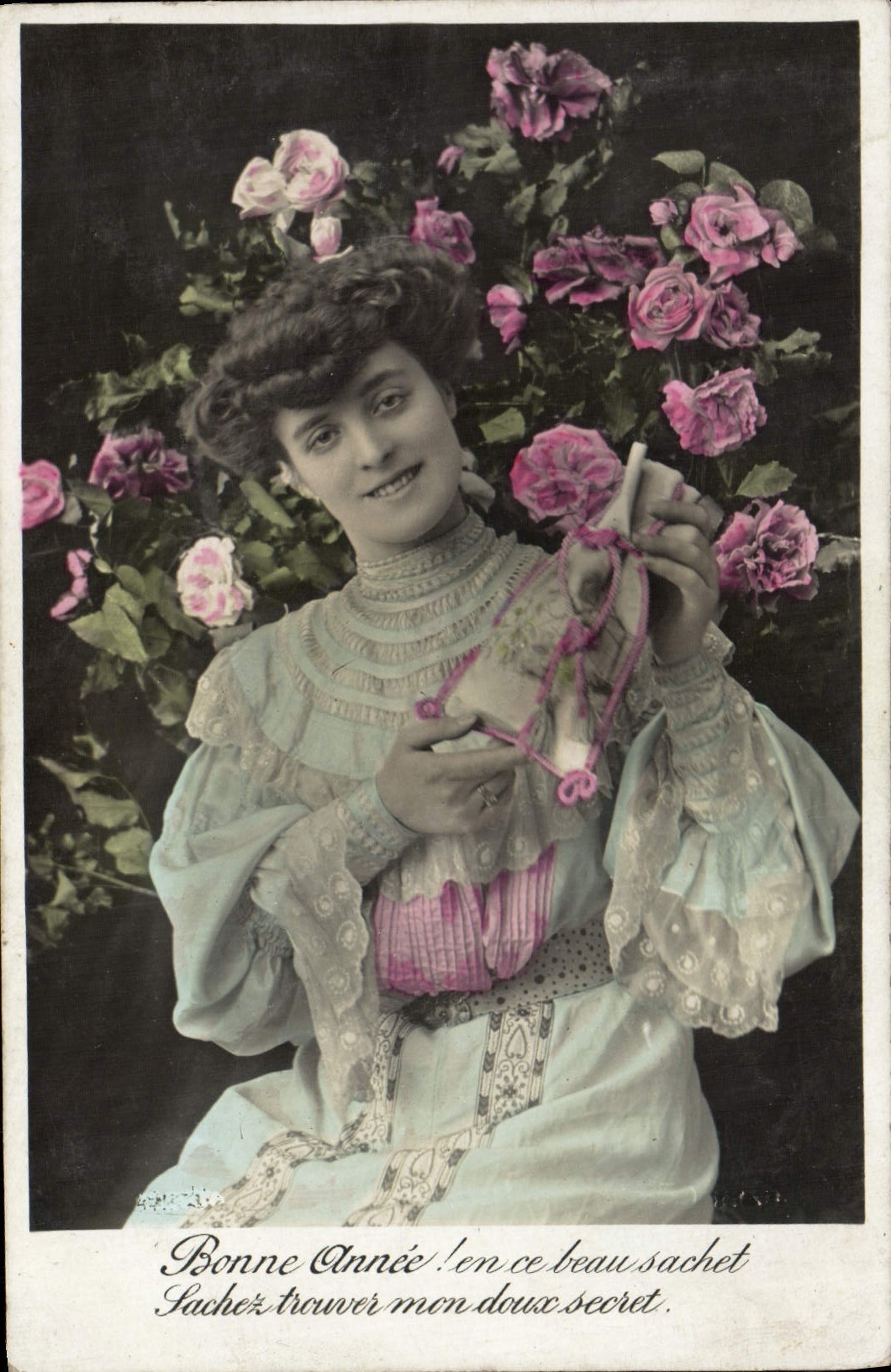 Donna sorridente con rose — cartolina di auguri — Unione Postale Universale