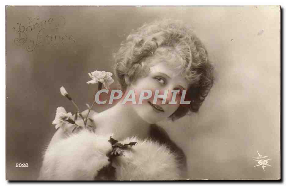 Femme élégante en fourrure — carte postale signée 'Bonne Claire' — n° 2028