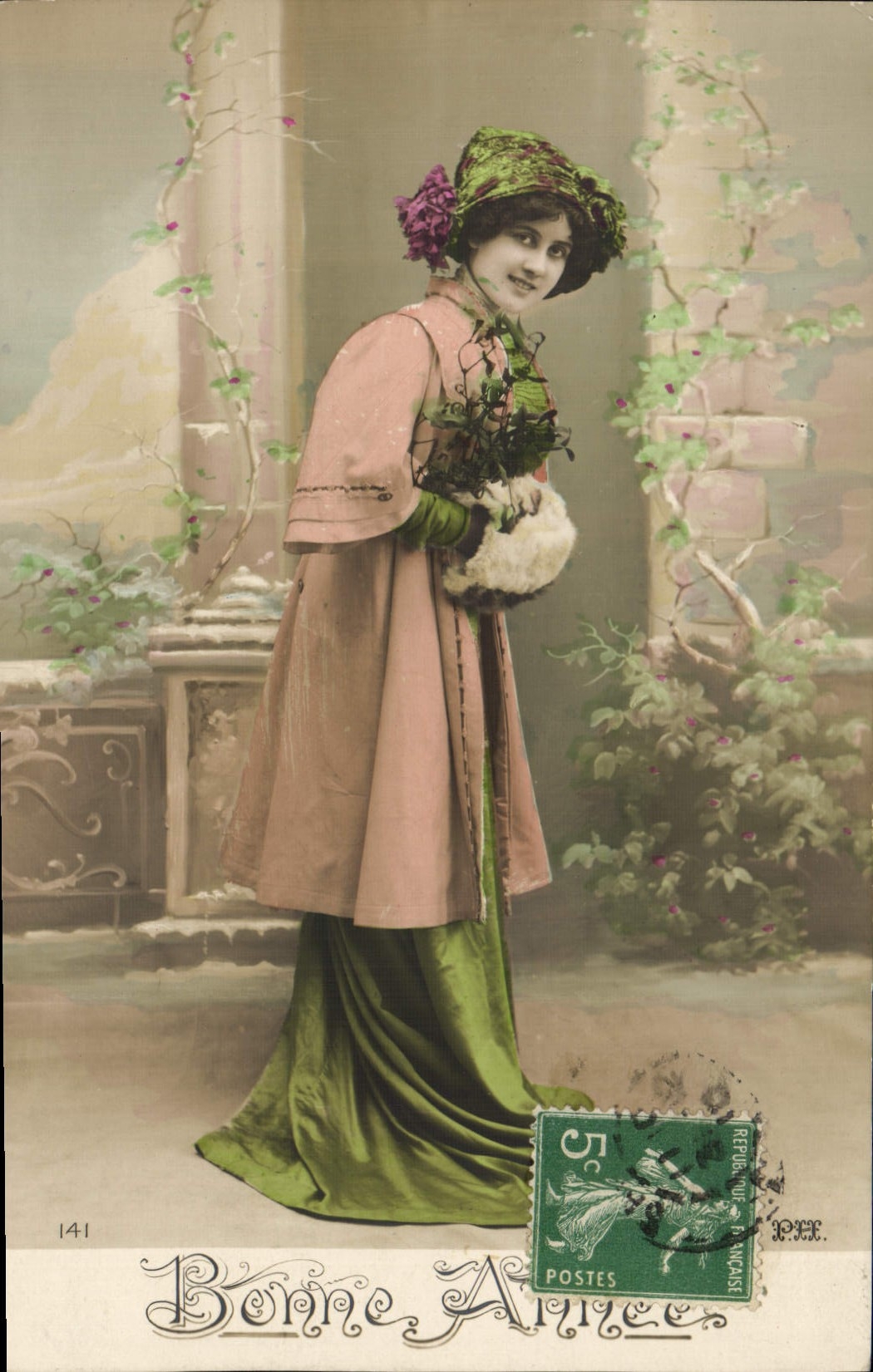 Femme en robe verte et manteau rose — éditeur P. H. Paris, n° 141 — Bonne Année