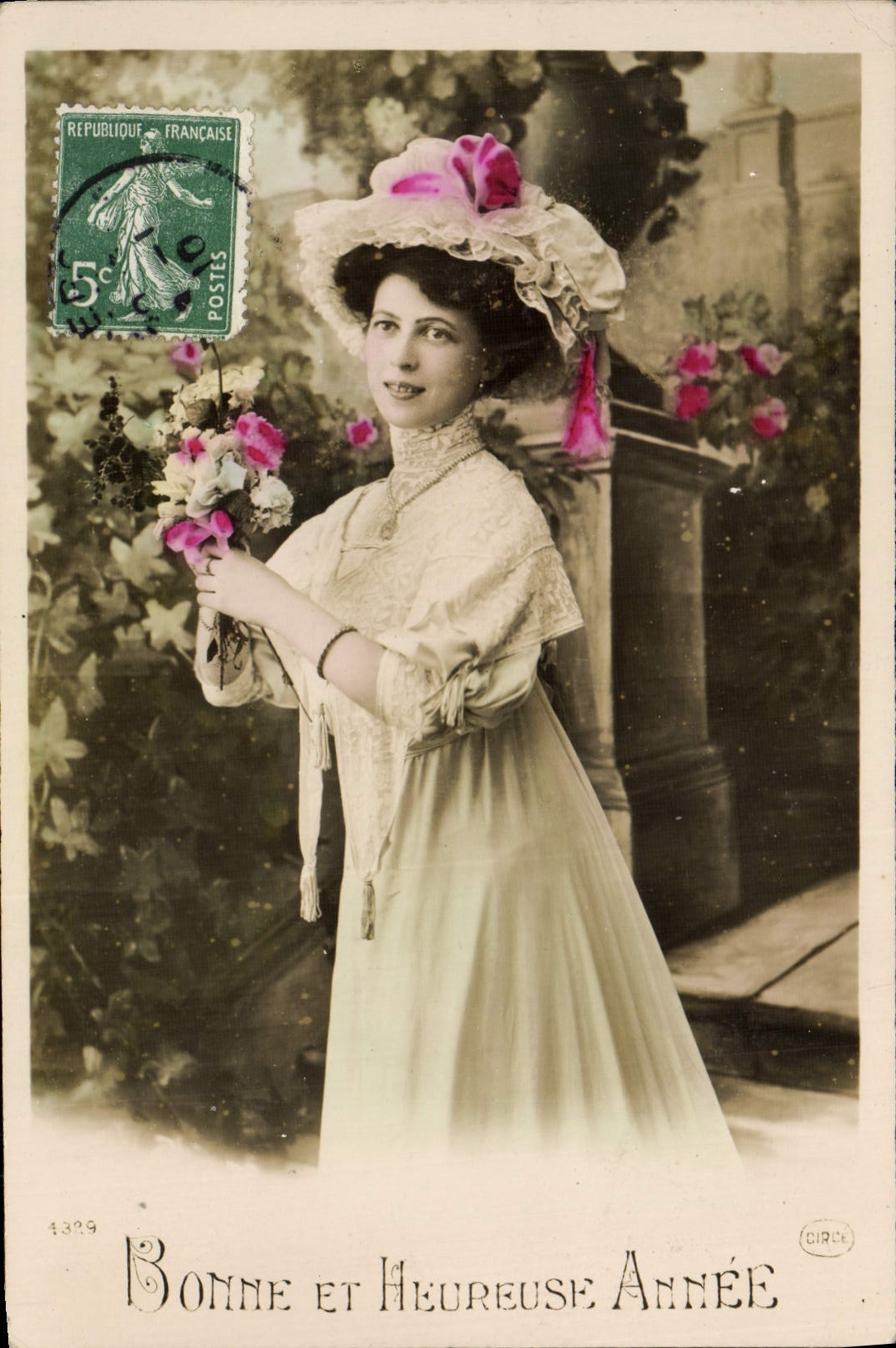 Femme en robe et chapeau fleuri — Bonne et Heureuse Année — CIRCLE