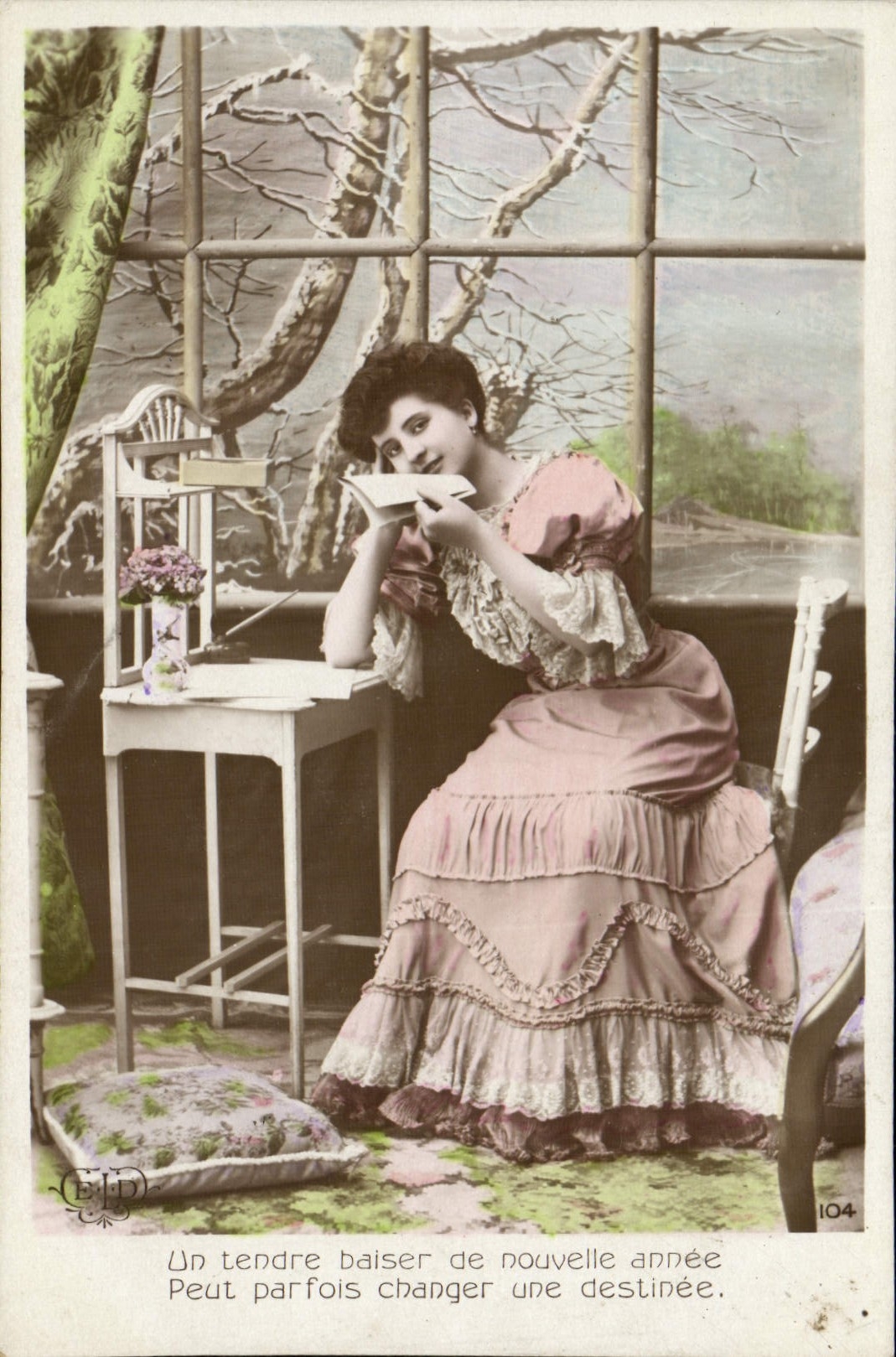 Jeune femme en robe rose — scène intérieure avec paysage hivernal — éditeur G.P. n°104