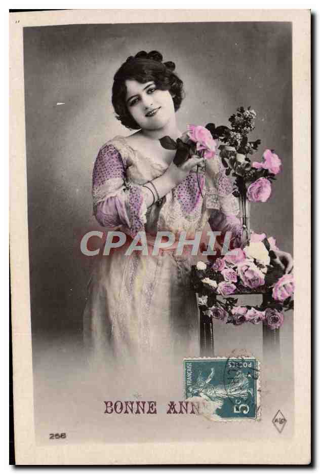 Femme en robe à motifs — avec bouquet de roses — éditeur anonyme, n° 256