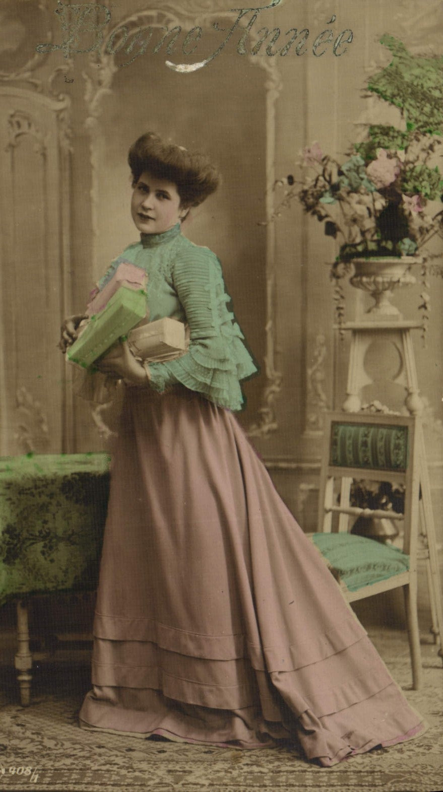 Jeune femme en robe longue — pose studio — éditeur Dogne Année, n° 908