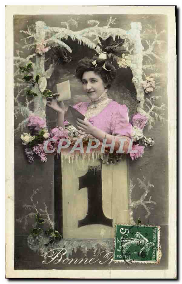 Mujer en vestido rosa — decoración floral e invernal — editor desconocido, número de serie no visible