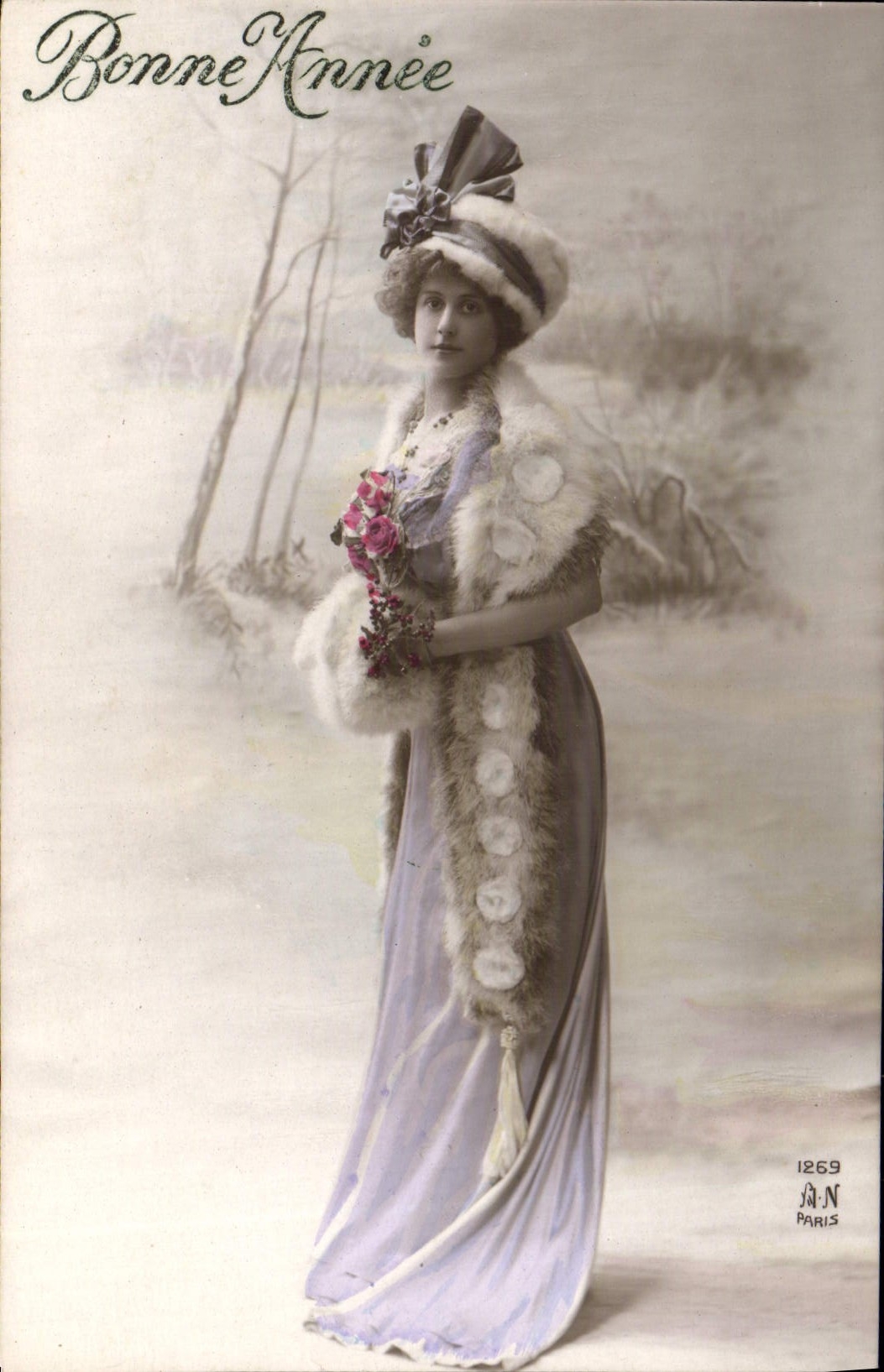 Femme en robe de soirée et fourrure — Bonne Année — A.N. Paris, n° 1269
