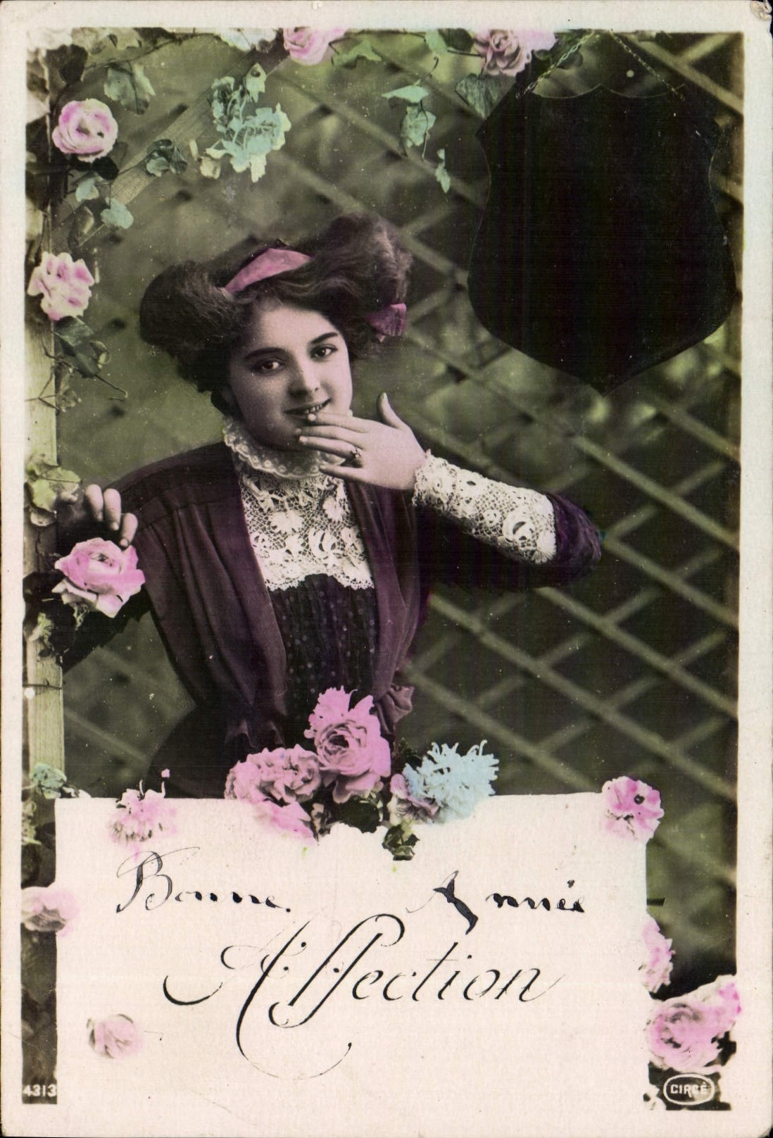 Jeune femme en robe violette — roses et treillis — CIREE n°4313