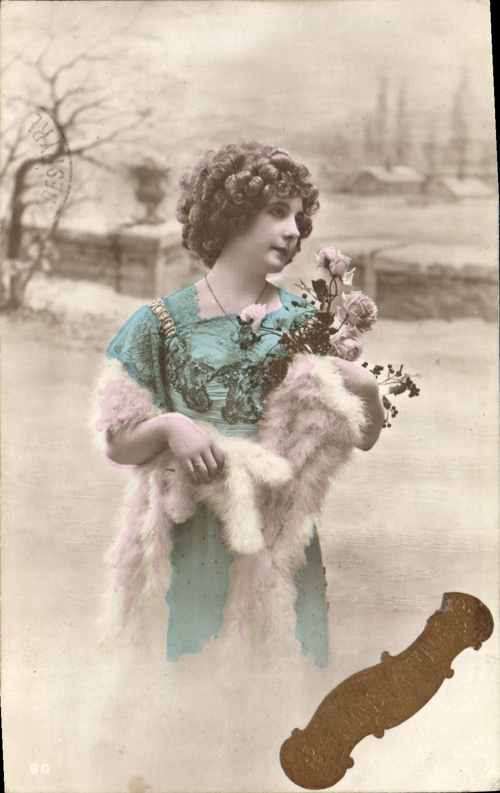 Jeune femme en robe bleue tenant un bouquet de roses — éditeur J. Bousquet, n° 60