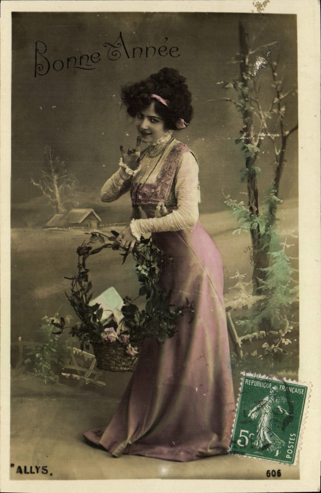 Donna in abito lavanda che regge un cesto di fiori — Buon Anno — ALLYS, n°606