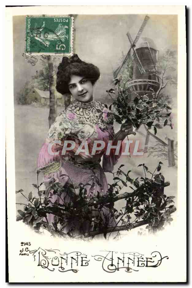 Mujer en vestido floreado sosteniendo un ramo — milenario en el fondo — J.C. París n°2143