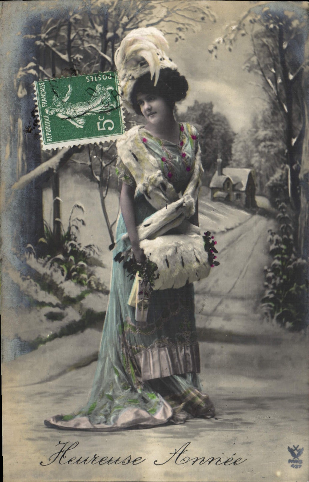 Mujer en vestido de noche y piel — escena invernal — París, 1910