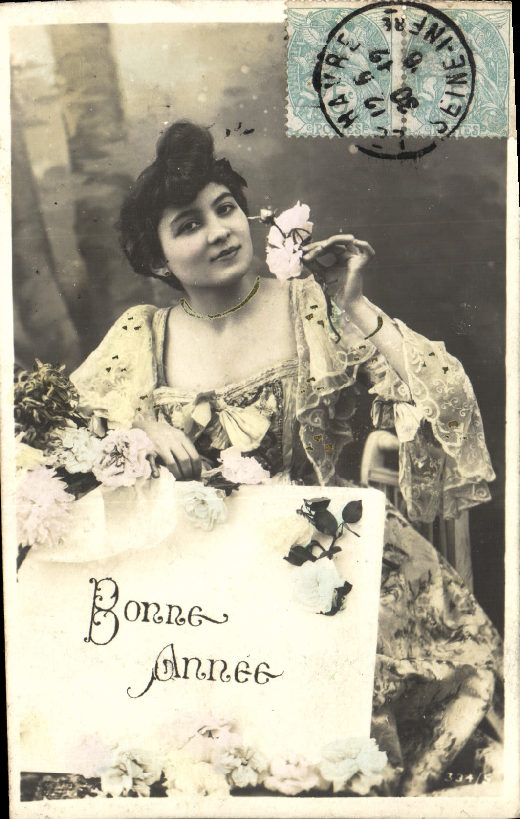 Femme en robe fleurie — Bonne Année — éditeur inconnu, n° 3241