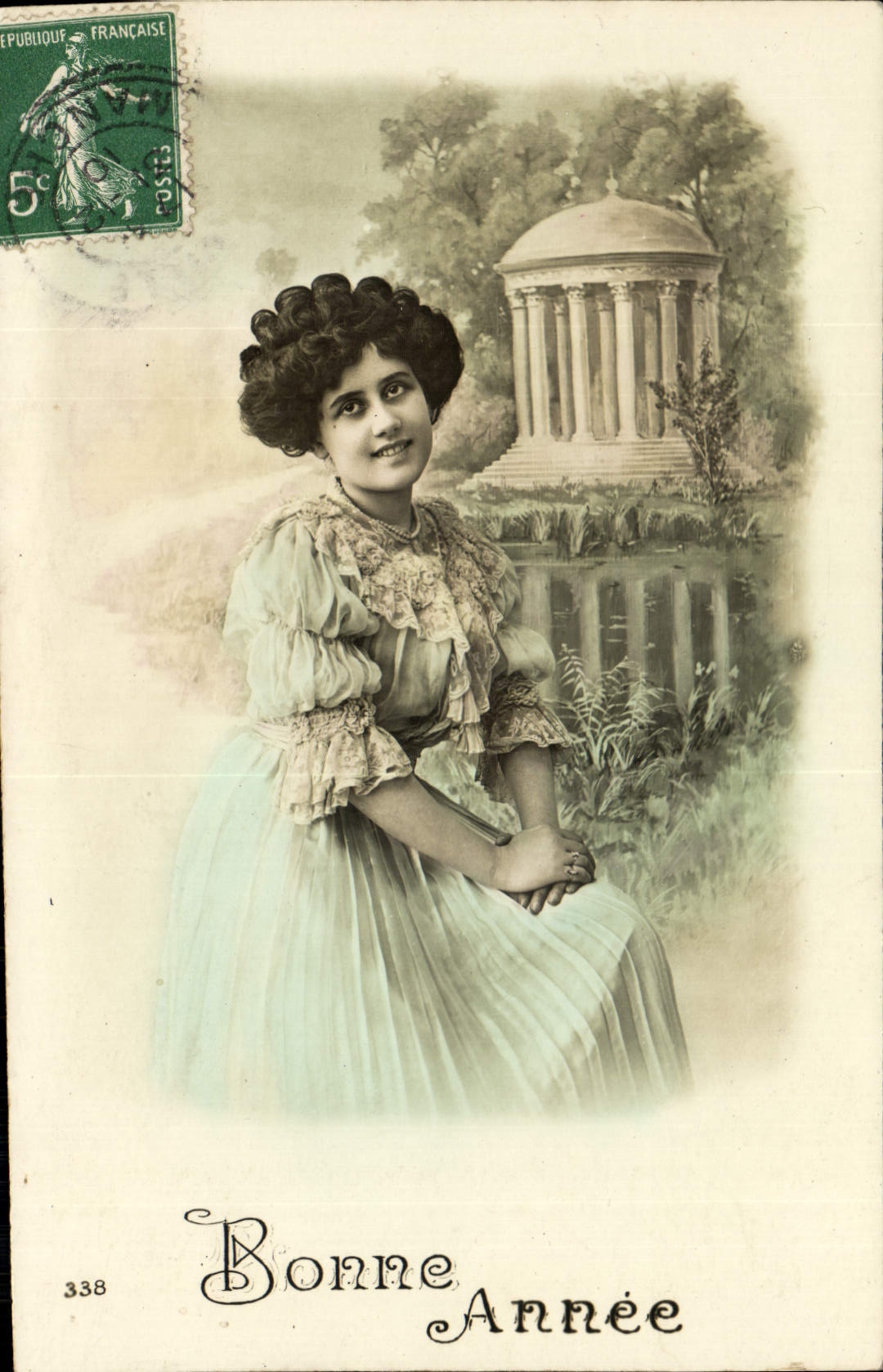 Jeune femme — devant un temple à colonnes — éditeur inconnu, n° 338