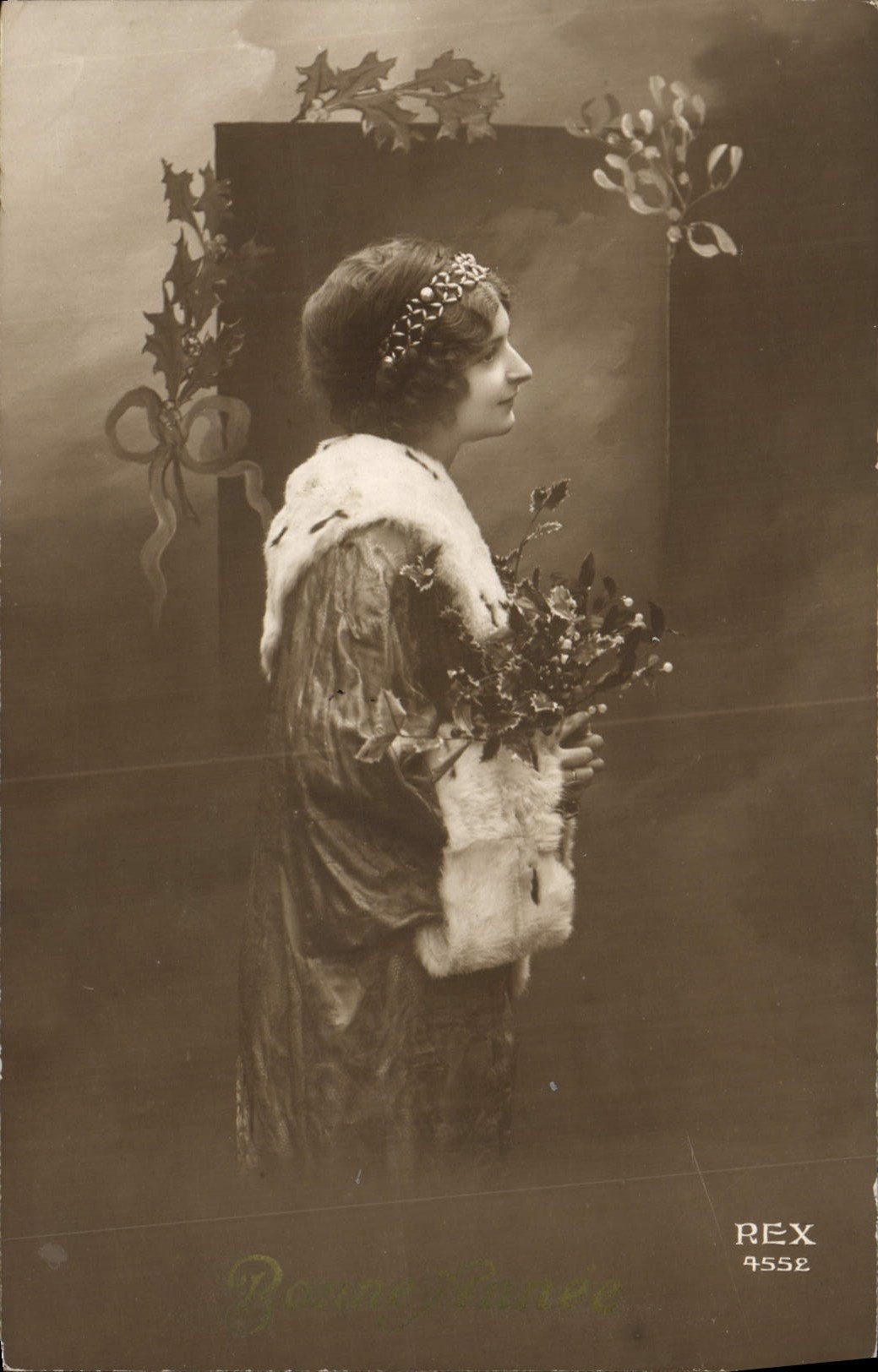 Frau in Pelzkleid mit Blumenstrauß — Efeu- und Tannenzweig-Verzierung — REX 4552