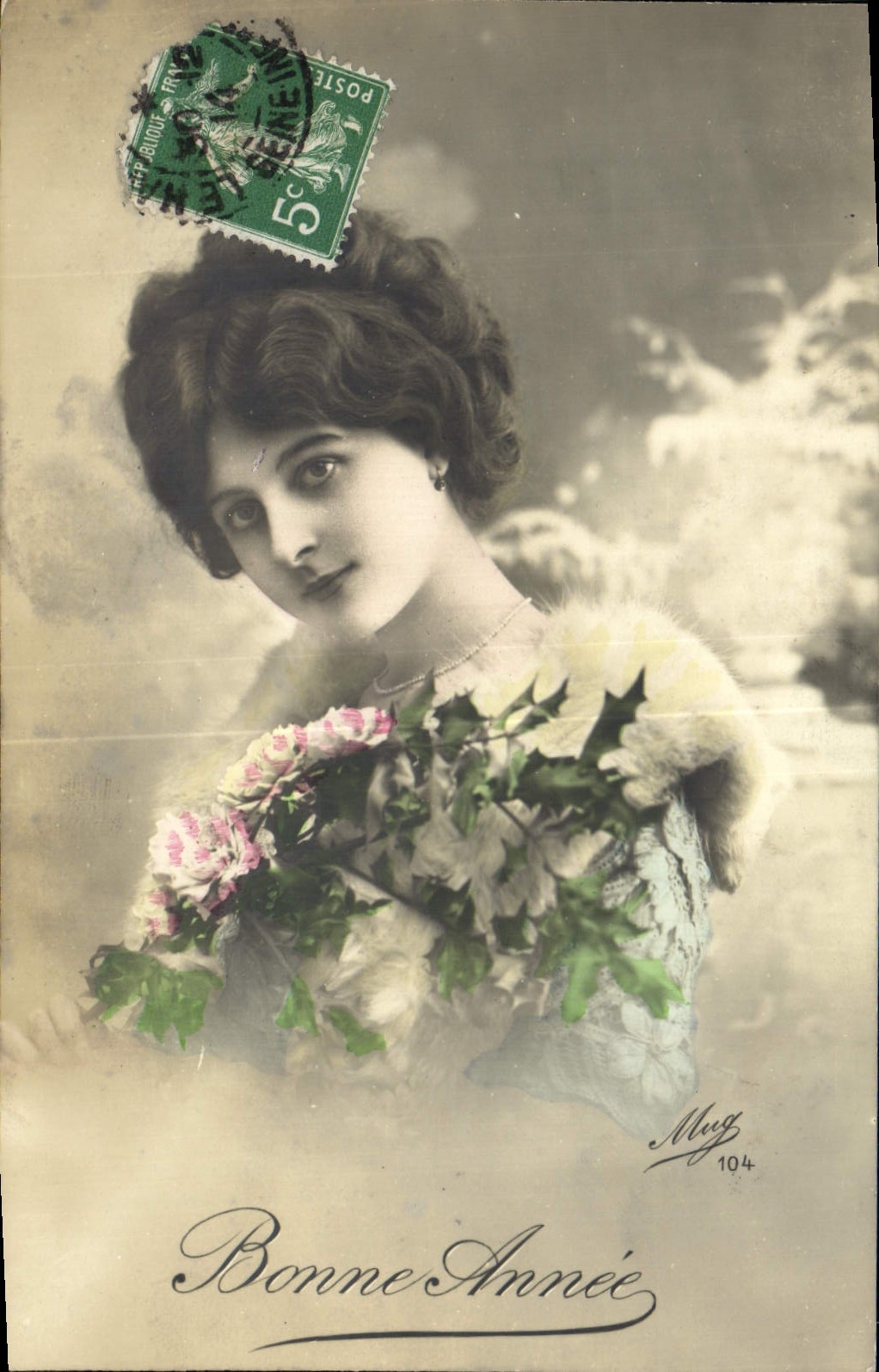 Jeune femme en fourrure tenant un bouquet — Mug, n°104 — Bonne Année
