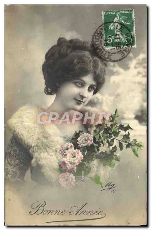Jeune femme en fourrure — avec bouquet de houx et roses — éditeur Mary n°104