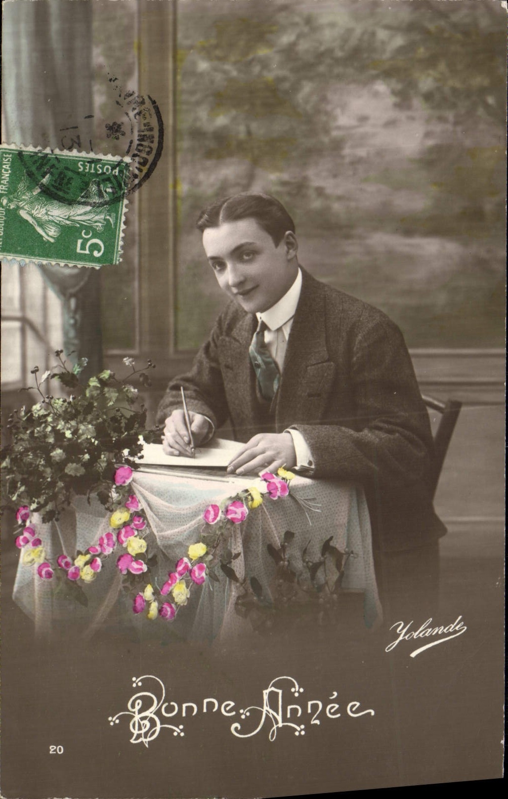Jeune homme assis à une table décorée de fleurs — Bonne Année — Yolande, n°20