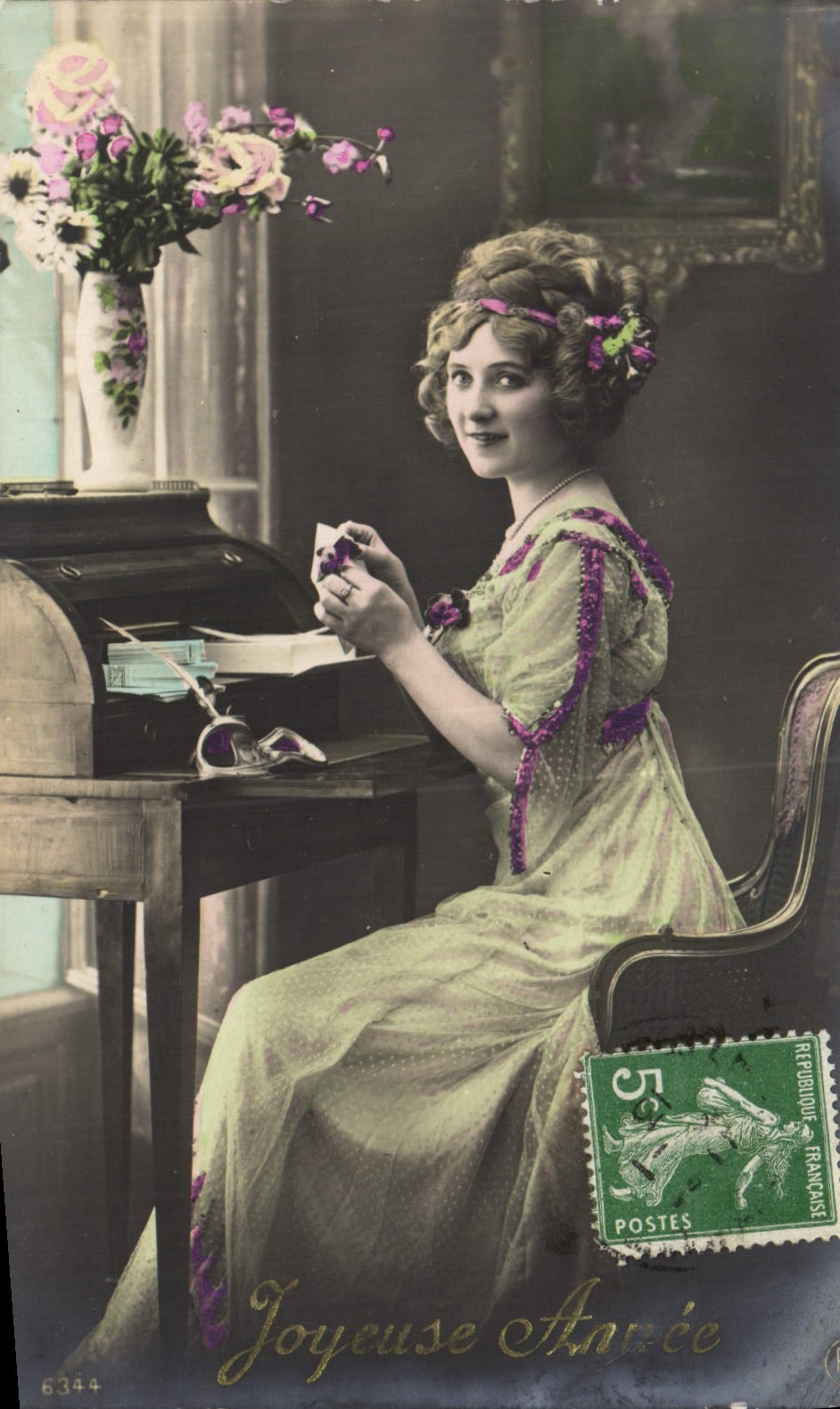 Jeune femme en robe à motifs — joyeuse année — Marque J.C. Paris n°6344